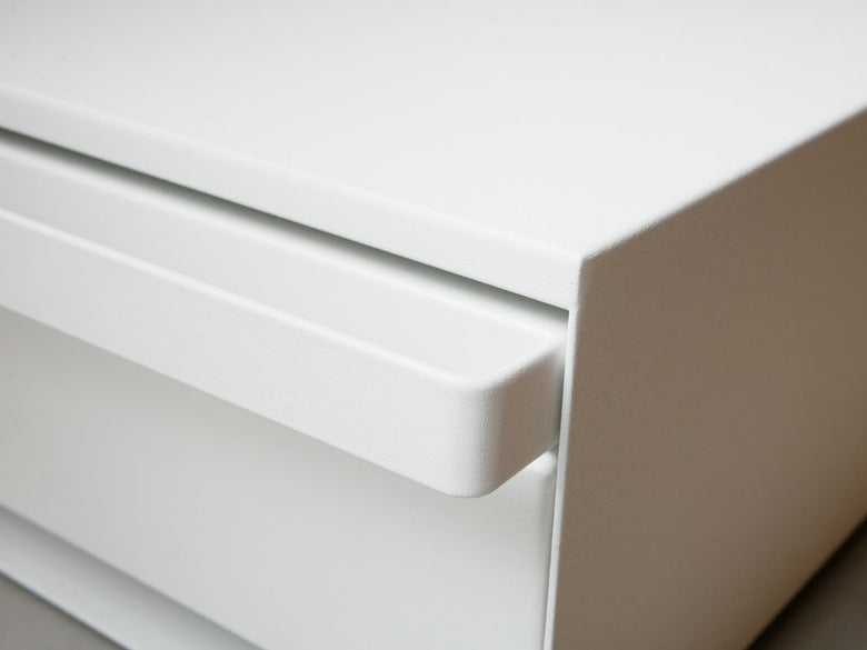 グレーの木製キャビネットに複数の引き出しとスライドテーブルを備えたツーウェイキッチン家電収納タワー