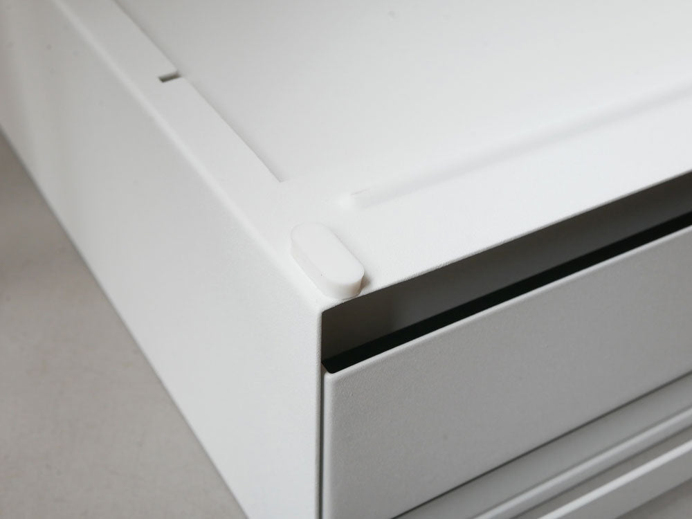 グレーの木目調デザインを持つキャビネットに引き出しとスライドテーブルが組み込まれたツーウェイキッチン家電収納タワー