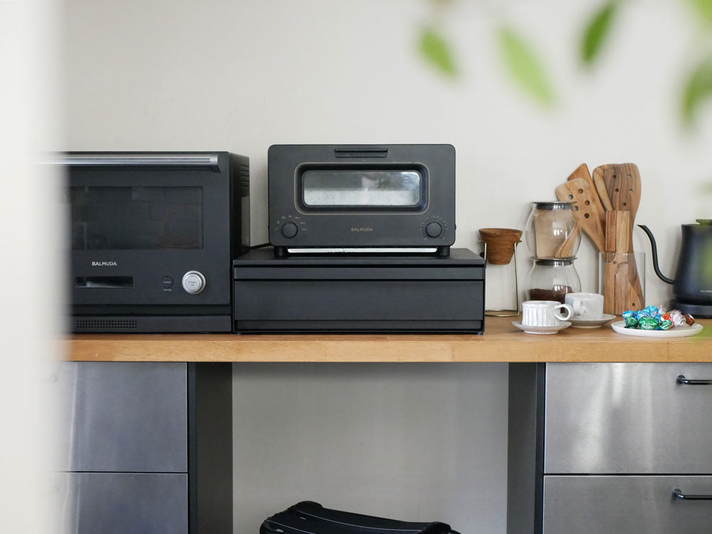 ツーウェイ キッチン家電下引き出しとスライドテーブルを備えたタワー型小型家電。