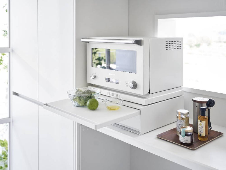 ツーウェイ タワー型キッチン収納ユニット、下引き出しとスライドテーブルを備えたホワイトのスチールキャビネット