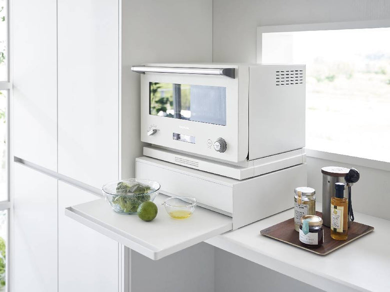 タワー型ツーウェイキッチン家電下引き出しとスライドテーブルが配置されたモダンなキッチンキャビネット