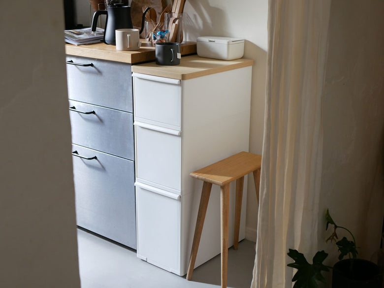 like-itの天板付きスリムストレージストッカー。複数の引き出しと木製天板を備えたコンパクトな収納キャビネットで、キッチンやリビングに最適です。オールホワイトとベージュのカラー展開。