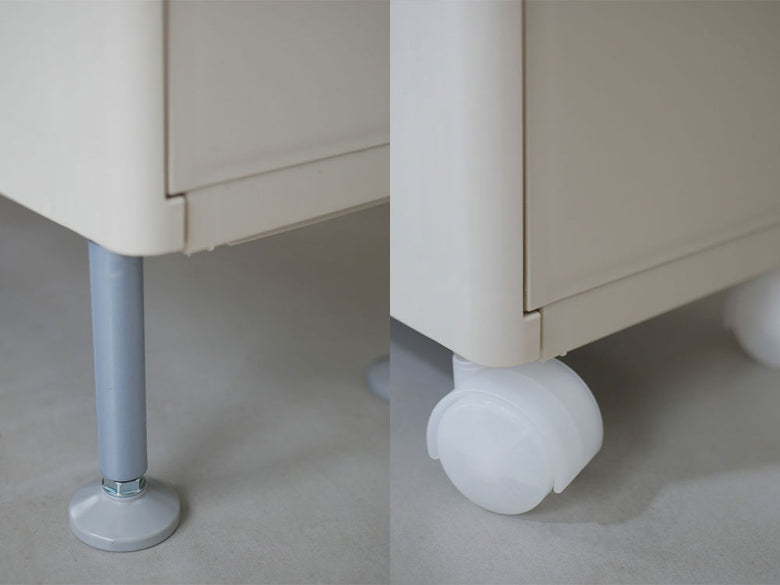 ポリプロピレン製の天板付きスリムストレージストッカーが木製の床に置かれ、複数の引き出しが整然と配置されている様子