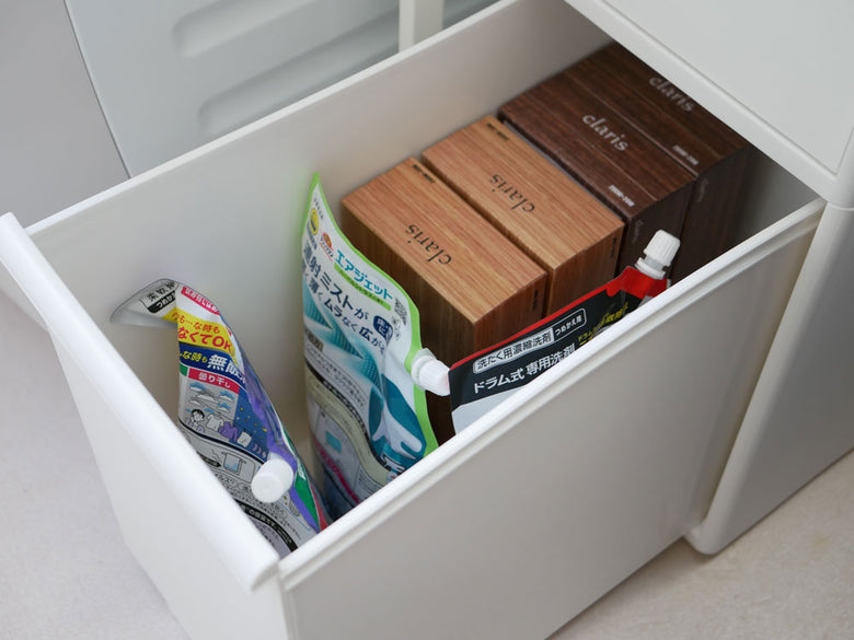 木製天板と複数の引き出し・棚を備えたスリムなストレージストッカー