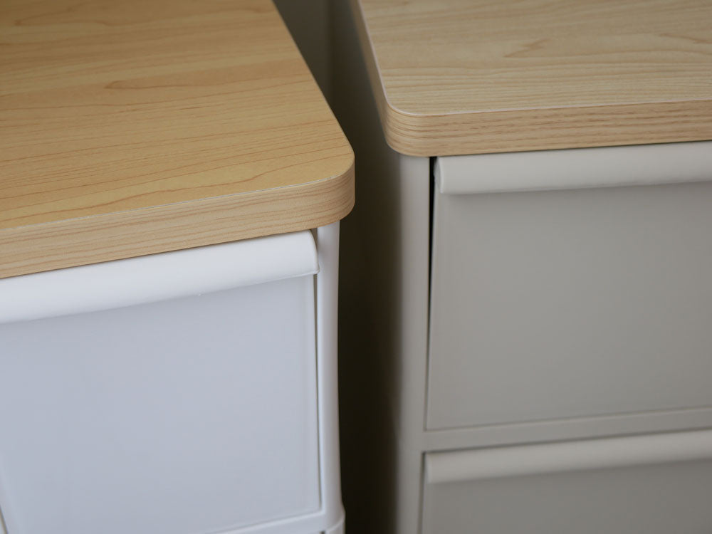 【like-it/ライクイット】天板付きスリムストレージ。ハードウッドと合板を使用した木製キャビネットに、ワニス仕上げの引き出しが並んでいます。