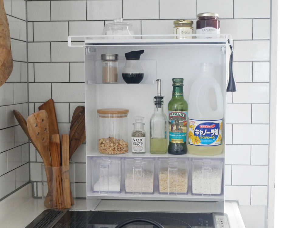 前開き式のタワー型スチール製調味料ラック。複数の棚にボトルや食品容器を整理し、キッチンカウンター上に設置可能なスタイリッシュなインテリア用品。