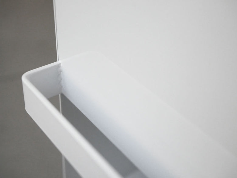 前面が開くタワー型調味料ラック、スチールとプラスチック製の複数棚が配置されたデザイン