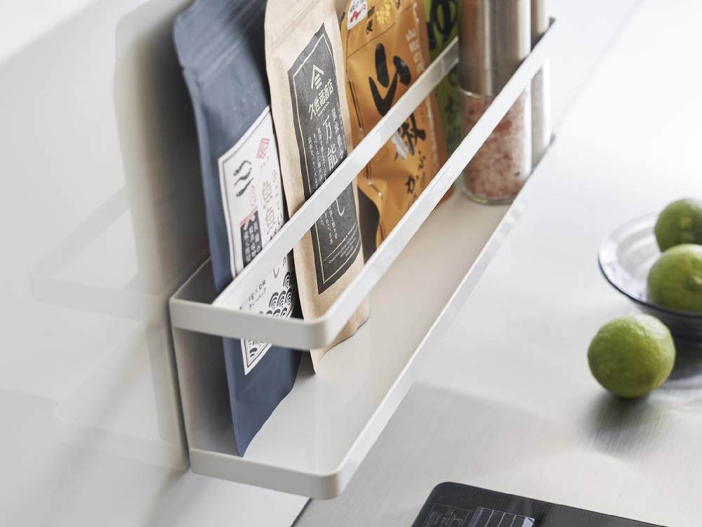 キッチンの棚に置かれたタワー型マグネット冷蔵庫横サプリ＆調味料ラック