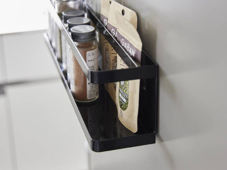 マグネット冷蔵庫横サプリ＆調味料ラックがキッチンの棚に設置され、調味料ボトルや食品保存容器が整理されている様子