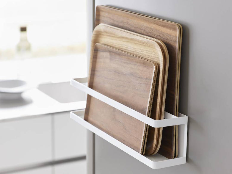 キッチンのスチール棚に取り付けられた【tower/タワー】マグネット冷蔵庫横サプリが、銀色の食器や調理器具を整理して掛けている様子