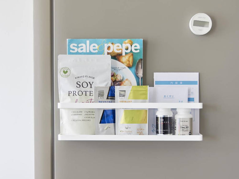 マグネット式冷蔵庫横サプリ＆調味料ラックが冷蔵庫に取り付けられ、調味料やサプリメントが整然と並べられている様子
