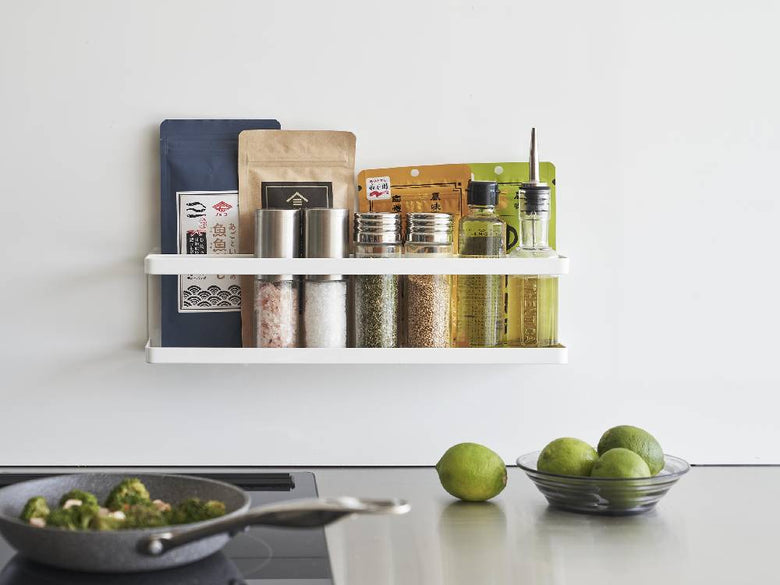 キッチンのスチール棚にマグネット式タワー冷蔵庫横サプリ＆調味料ラックが設置され、調味料ボトルや食品保存容器が整然と収納されている様子