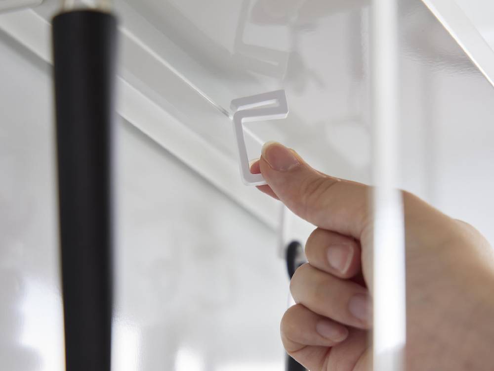 銀色のスチールとアルミ製の2段コンロ横ラック。プラスチック棚や服掛けフック、ガラスパーツが配置されています。