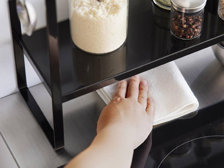 コンロ横に設置するスチール製のタワー型2段ラックで、食器や調理器具を整理収納可能