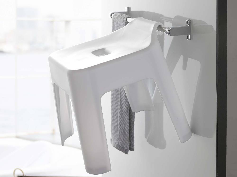 タワー製引っ掛け風呂イス SH30。ポリプロピレン製で耐荷重100kg、浴室の壁に簡単に取り付けられる銀色の風呂用椅子