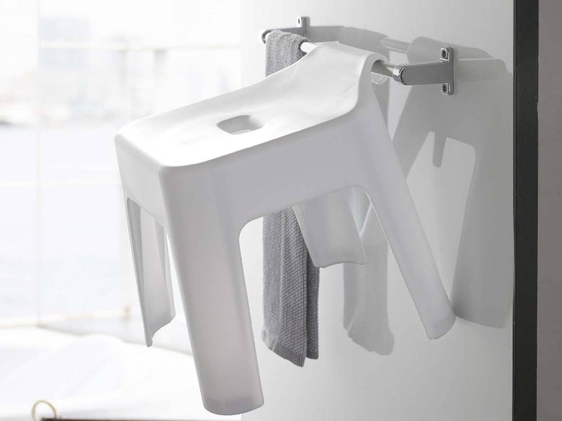 タワー製引っ掛け風呂イス SH30。ポリプロピレン製で耐荷重100kg、浴室の壁に簡単に取り付けられる銀色の風呂用椅子