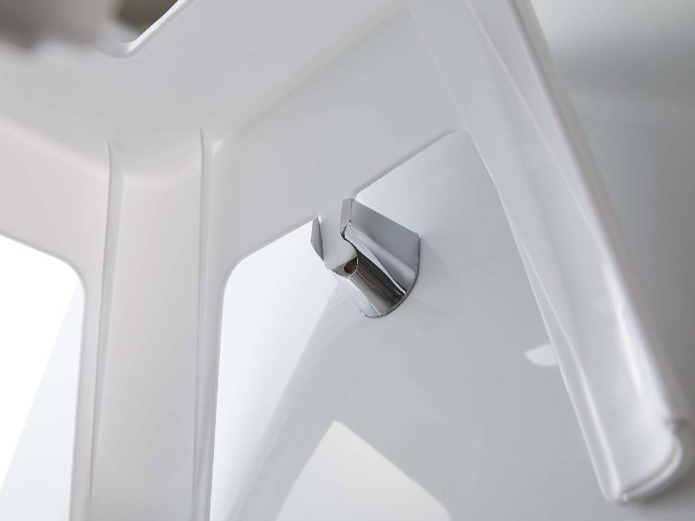 シルバー色のプラスチック製タワー引っ掛け風呂イス SH30が浴室に取り付けられている様子