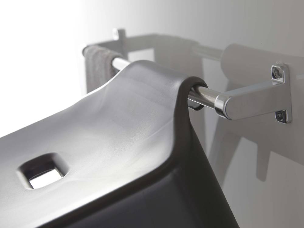 浴室に設置されたタワー引っ掛け風呂イス SH30。シルバーの水栓具やトイレットペーパーホルダーと共に配置されているポリプロピレン製のバスチェア