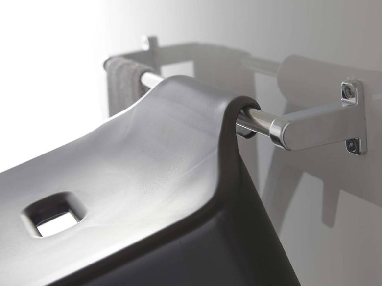 浴室に設置されたタワー引っ掛け風呂イス SH30。シルバーの水栓具やトイレットペーパーホルダーと共に配置されているポリプロピレン製のバスチェア