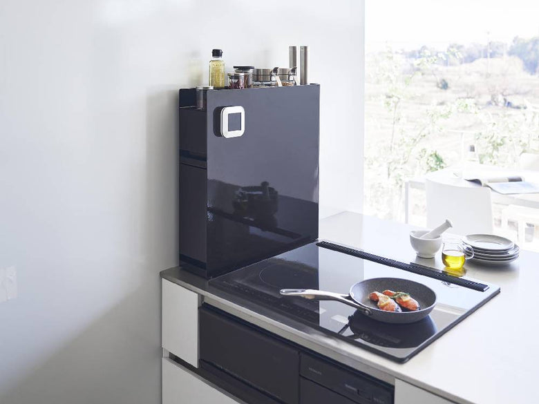 キッチンのカウンタートップに設置された【tower/タワー】隠せる調味料ラック2段。スチール製で下段と上段に引き出しがあり、調理器具をすっきり収納できるデザイン。