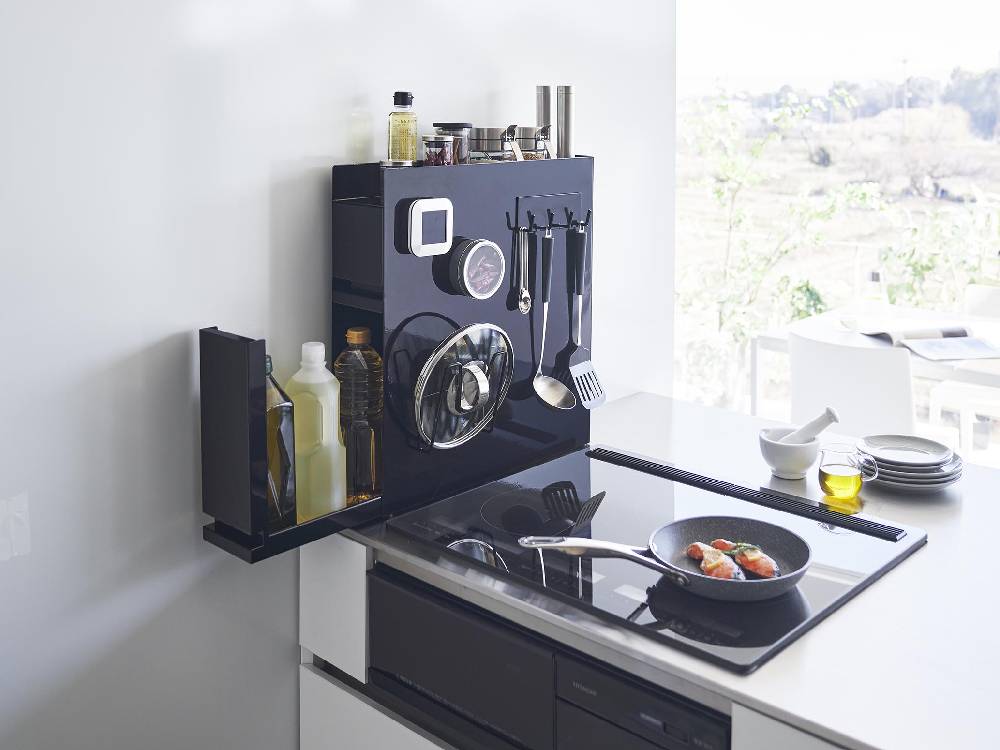 キッチンカウンターに設置されたスチール製の「tower/タワー」2段隠せる調味料ラック。下段と上段の引き出しに調味料が整然と収納されている様子。