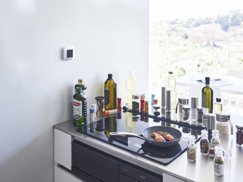 キッチンのカウンタートップに置かれた2段の隠せる調味料ラック