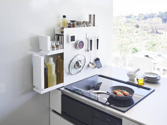 銀色のキッチンカウンタートップに置かれた2段式隠せる調味料ラック「tower/タワー」