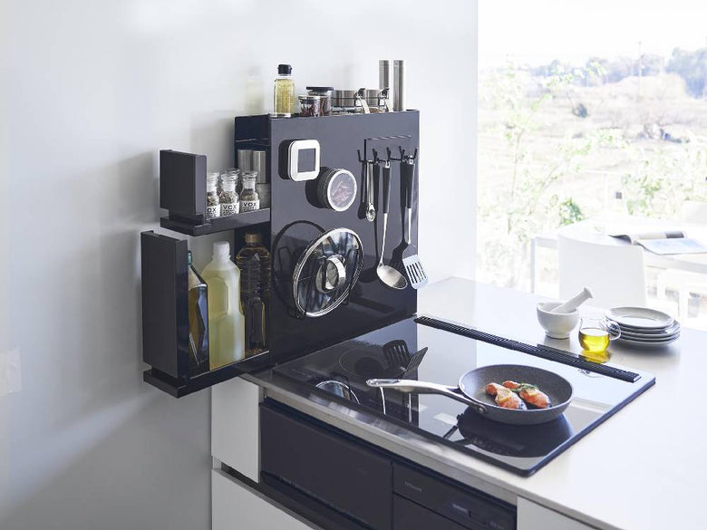 スチール製【tower/タワー】隠せる調味料ラック2段がキッチンカウンターに設置されている様子
