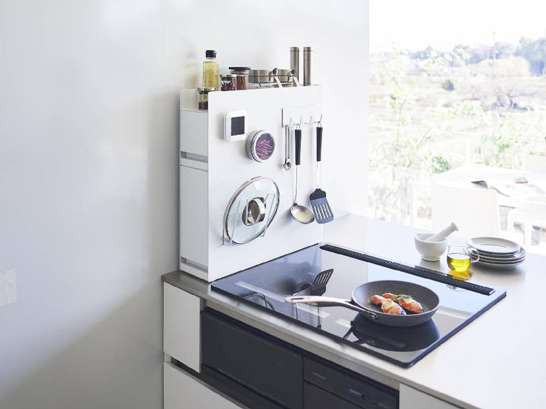 キッチンのコンロ横に置かれた、銀色スチール製の二段調味料ラック「tower/タワー」