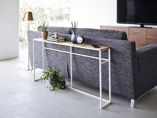 タワーソファー裏コンソールテーブルの天然木プランクとスチールフレームの詳細画像