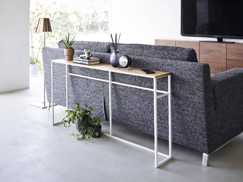 タワーソファー裏コンソールテーブルの天然木プランクとスチールフレームの詳細画像