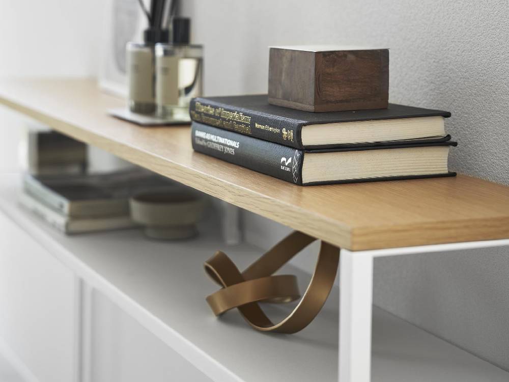 【tower/タワー】ソファー裏コンソールテーブルの画像。天然木天板とスチールフレームに棚が付いたデザインが特徴です。