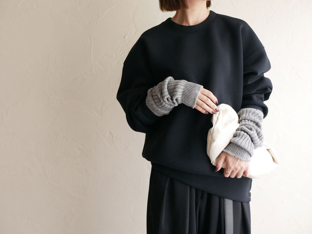 memeri「メメリ」カシミヤコットン製アーム＆レッグウォーマー。ブラックとグレーのファッショナブルなデザイン