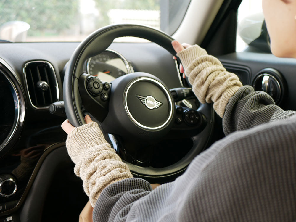 memeriのカシミヤコットンアーム＆レッグウォーマー。柔らかな素材で手足を暖かく包み、ベージュ、ライトグレー、ダンデリオンのカラー展開。長さ約45cm。