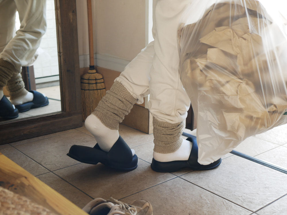 メメリのカシミヤコットンアーム＆レッグウォーマーを着用した足と脚の写真