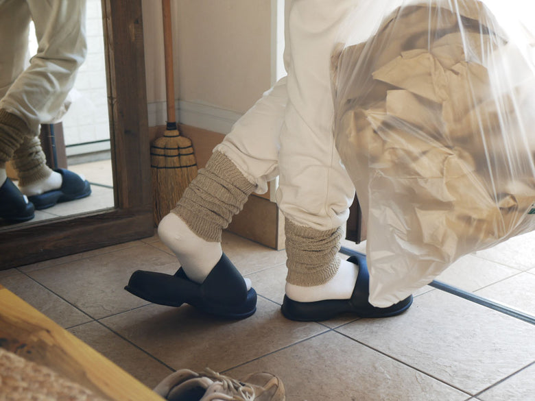 メメリのカシミヤコットンアーム＆レッグウォーマーを着用した足と脚の写真