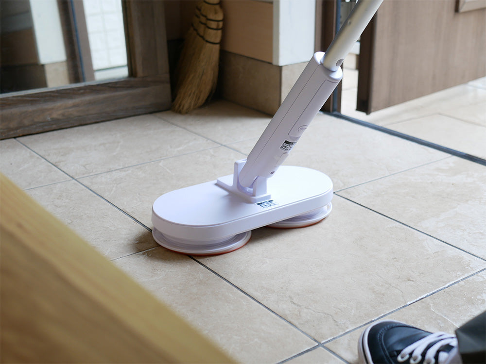 木製の床の上で、【CCP/シーシーピー】コードレス回転モップクリーナーNeo＋Brisaが掃除を行っている様子