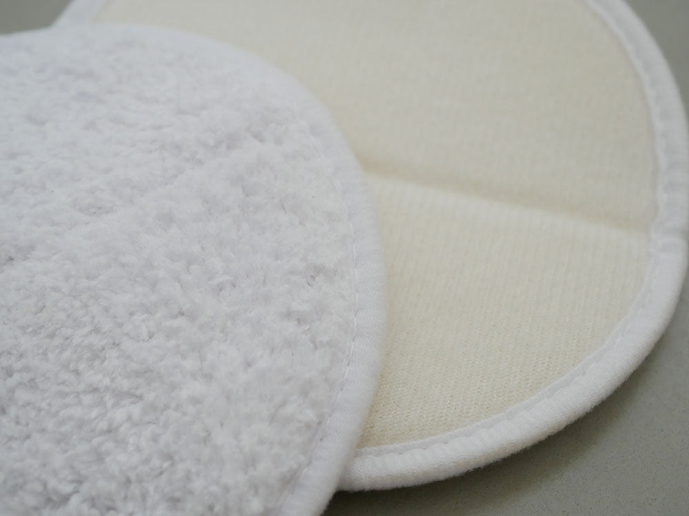 CCPシーシーピーのコードレス回転モップクリーナーNeo＋Brisaとコットンパッド、リネン、タオル、ウール製の交換用モップパッドが並んでいる画像