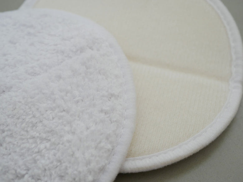 CCPシーシーピーのコードレス回転モップクリーナーNeo＋Brisaとコットンパッド、リネン、タオル、ウール製の交換用モップパッドが並んでいる画像