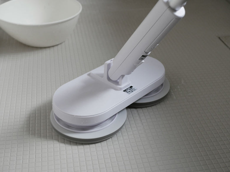 コードレス回転モップクリーナー Neo＋Brisa 本体の画像。ABSとシリコン素材で作られた軽量な家庭用掃除機器。