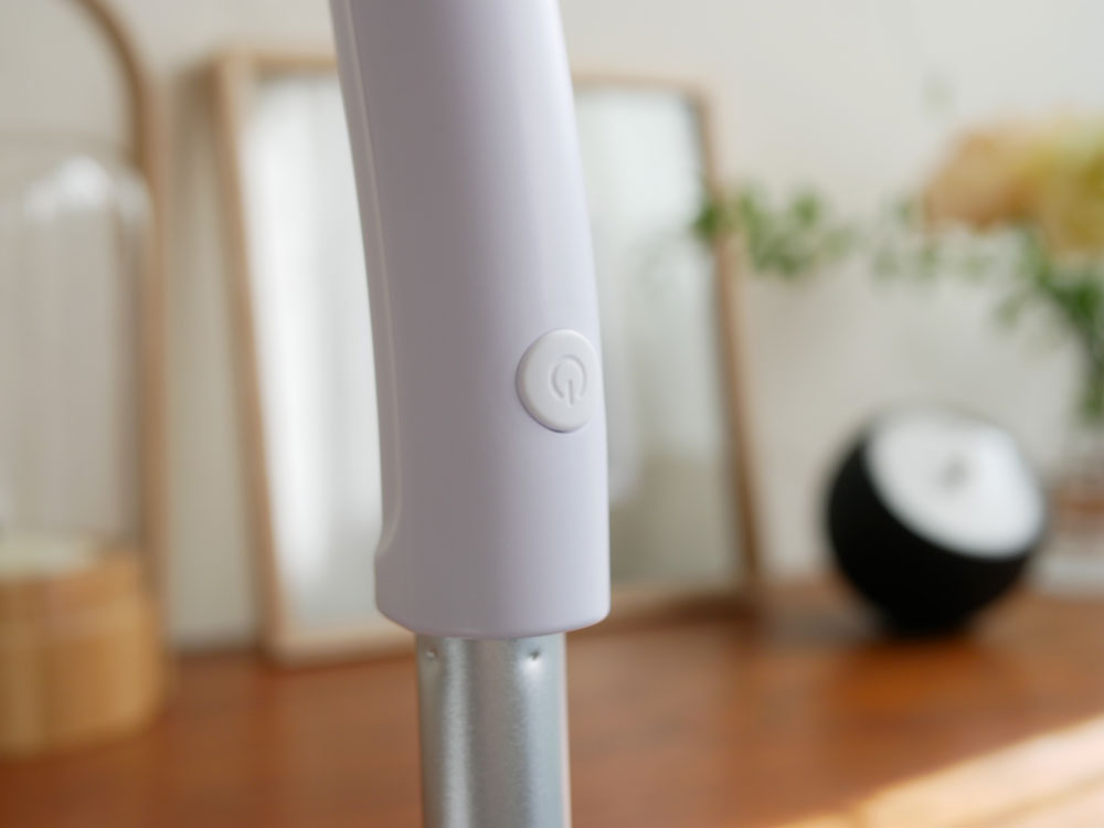 コードレス回転モップクリーナーNeo＋Brisaと電源コード、観葉植物が並ぶ家庭用清掃家電