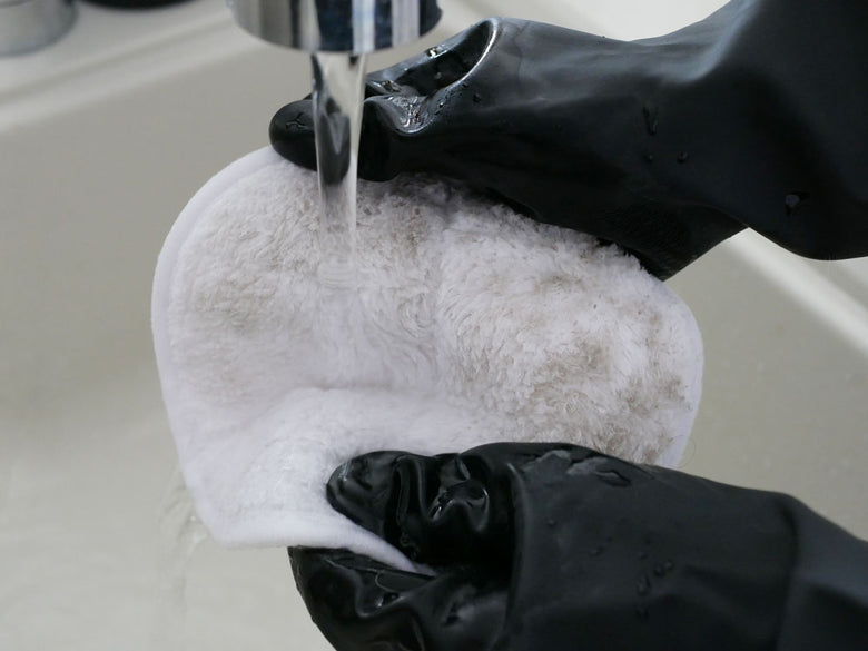 浴室のシンクと蛇口の周辺に配置された安全手袋と家庭用ハードウェアが見える清潔な空間