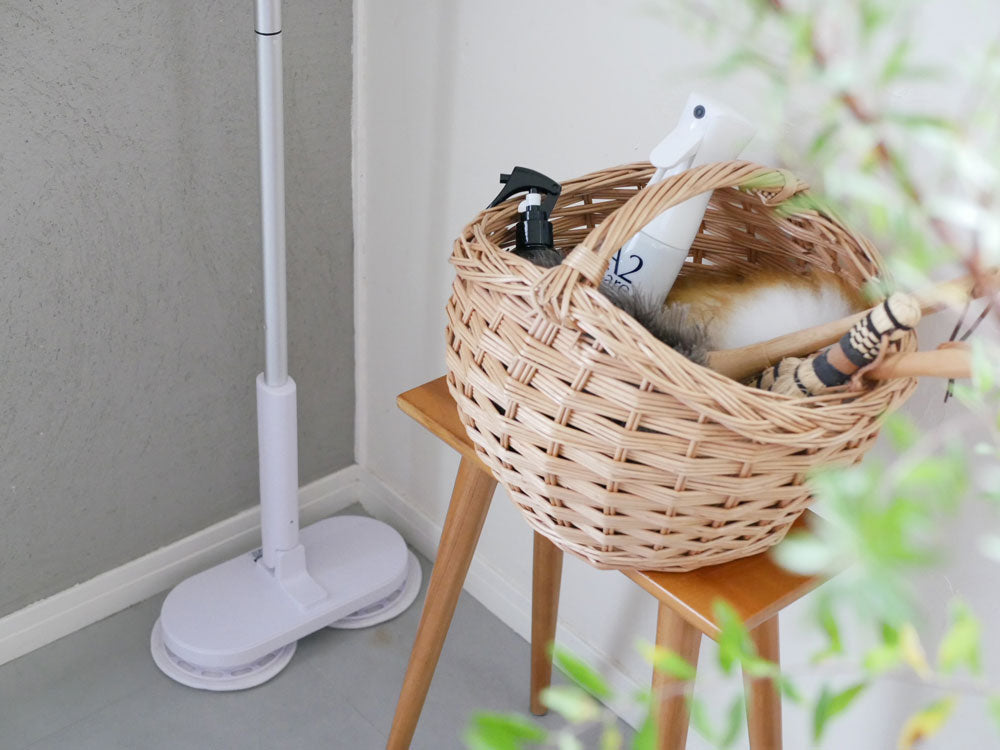 CCPコードレス回転モップクリーナーNeo＋Brisaが木製フローリング上に設置されている家庭用掃除シーン