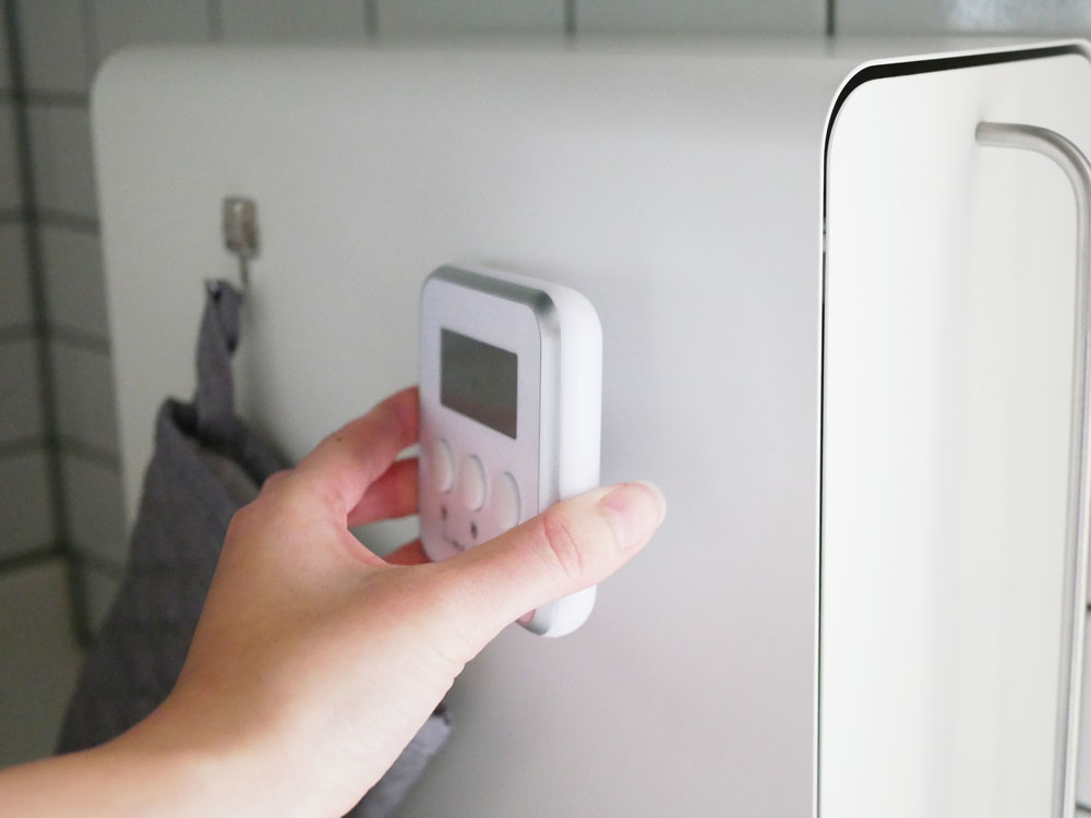 シルバー色のスチール製スタンドドロワーで、電子機器や家庭用品を収納できるモダンなデザイン。滑り止めシリコーンゴム付き。