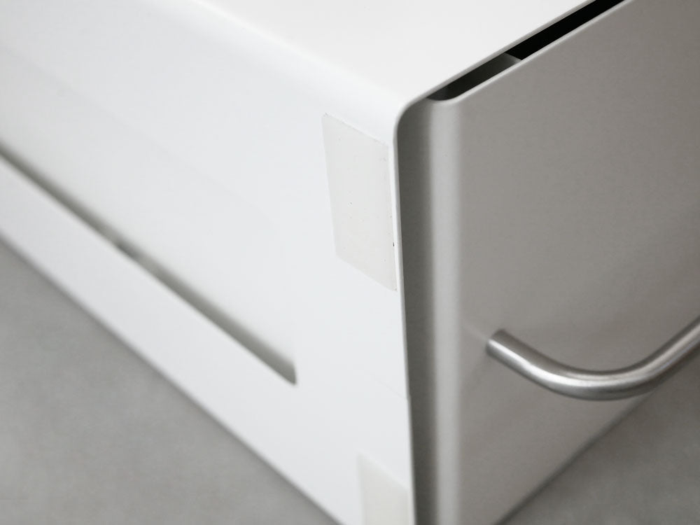 シルバー仕上げの引き出し付き【UtaU】スタンドドロワーの外観