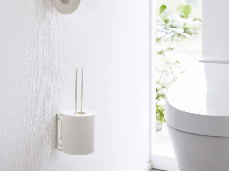 浴室の壁にタワー型スチール製ウォールトイレットペーパーホルダーが設置され、2ロールのトイレットペーパーが掛かっている様子