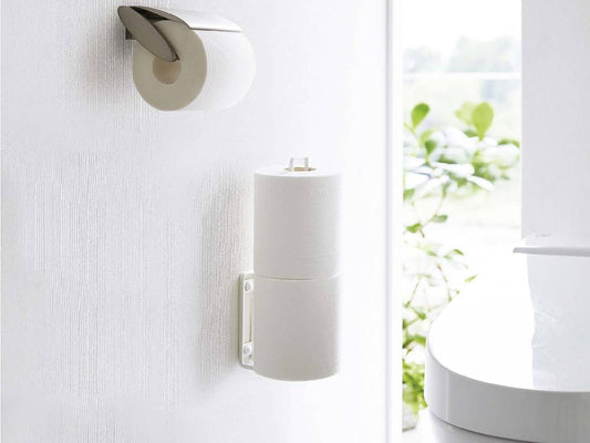 タワー製ウォールトイレットペーパーホルダーに2ロールのトイレットペーパーがセットされている様子