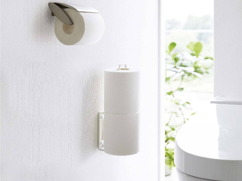 タワー製ウォールトイレットペーパーホルダーに2ロールのトイレットペーパーがセットされている様子