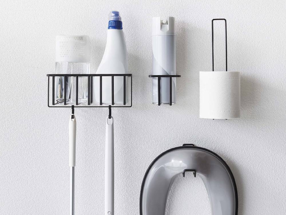 銀色の円柱型ウォールトイレットペーパーホルダー。壁に取り付けられ、一般的なサイズのトイレットロールを2本収納可能