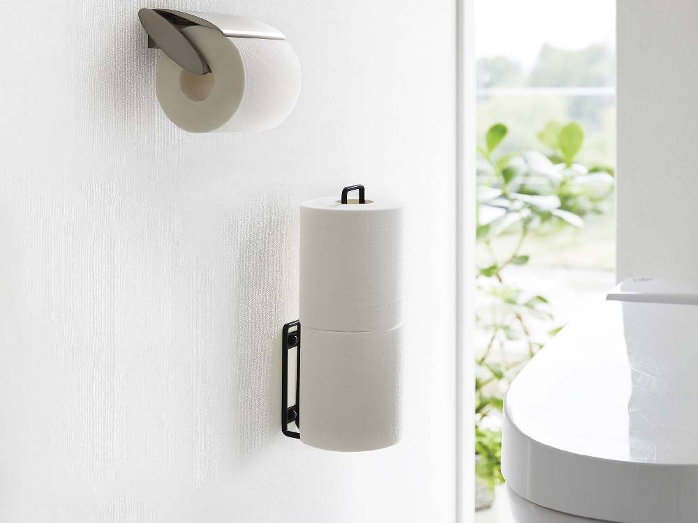 タワーウォールトイレットペーパーホルダー。スチール製で二つのトイレットペーパーを収納できる円筒形デザイン。